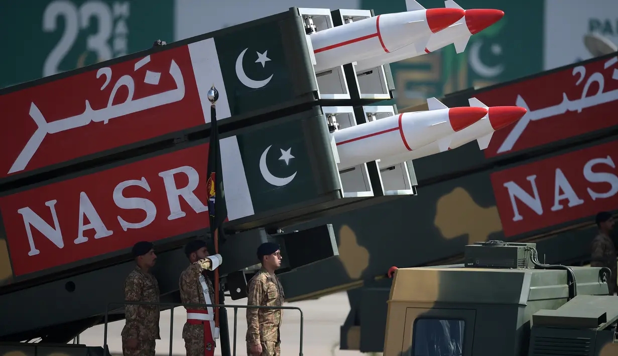 Rudal Nasr berkemampuan jarak pendek diperlihatkan saat parade Hari Militer Pakistan di Islamabad, (23/3). Parade ini memperingati Resolusi Lahore, perpisahan kaum Muslim dari Kerajaan Britania India. (AFP Photo / Aamir Qureshi)