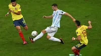 Guido Rodriguez dikepung dua pemain Kolombia saat melawan Argentina di semifinal Copa America 2021 (AFP)