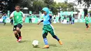 Siswi putri menggiring bola pada pertandingan babak 16 Besar MILO Football Championship Jakarta 2019 di Lapangan Banteng, Jakarta, Sabtu (2/3). Memasuki tahun kelima lebih dari 10.000 siswa dari 640 ikuti ajang berbakat. (Liputan6.com/Pool/Image Dynamics)