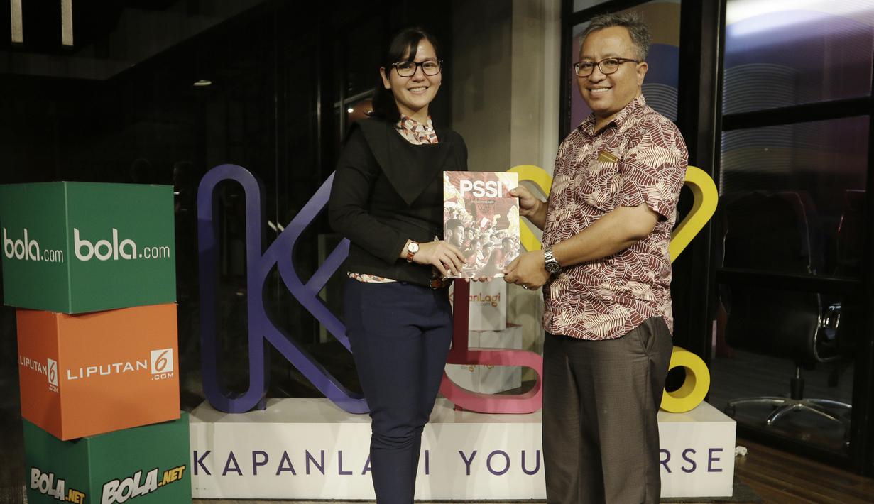 Sekjen PSSI, Ratu Tisha, memberikan buku kepada Editor in Chief KLY Sports, Darojatun, saat mengunjungi Kantor Redaksi KLY di Jakarta, Jumat (16/3). (Bola.com/Yoppy Renato)