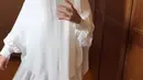Annisa Pohan menjelaskan bahwa gamis ini tetap menampilkan aksen-aksen pakaian dan bisa digunakan untuk salat. Saat Hari Raya Idul Fitri, cukup menambahkan atasan tanpa perlu mengganti pakaian. Ia juga menambahkan bahwa gamis ini praktis untuk digunakan saat umrah atau haji karena memudahkan ibadah salat. (Liputan6.com/IG/@annisayudhoyono)