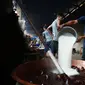 Pekerja memproduksi dodol Betawi di rumah industri di kawasan Pasar Minggu, Jakarta, Selasa (4/5/2021). Dodol Betawi dijual dengan harga Rp 50 ribu - Rp 100 ribu per kilogram. (merdeka.com/Imam Buhori)