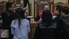 Jaksa penuntut umum menunjukkan barang bukti sisa kopi alm Mirna saat sidang di PN Jakarta Pusat, Selasa (13/7). Sidang beragendakan pemeriksaan saksi diantaranya sahabat Mirna, Hanie Juwita Boon, 3 pegawai Kafe Olivier. (Liputan6.com/Faizal Fanani)