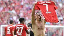 Selebrasi gelandang Bayern Munchen, Franck Ribery setelah mencetak gol ke gawang Eintracht Frankfurt pada laga Liga Jerman 2018/2019 di Munich, Jerman (18/5/2019). Franck Ribery yang telah pensiun pada Oktober 2022 didatangkan Munchen dari Olympique Marseille pada awal musim 2007/2008 dengan mahar 30 juta euro atau kini setara Rp501 miliar. Total 12 musim, berbagai gelar bergengsi diraihnya, seperti 9 trofi Bundesliga dan satu trofi Liga Champions musim 2012/2013. (AFP/John MacDougall)