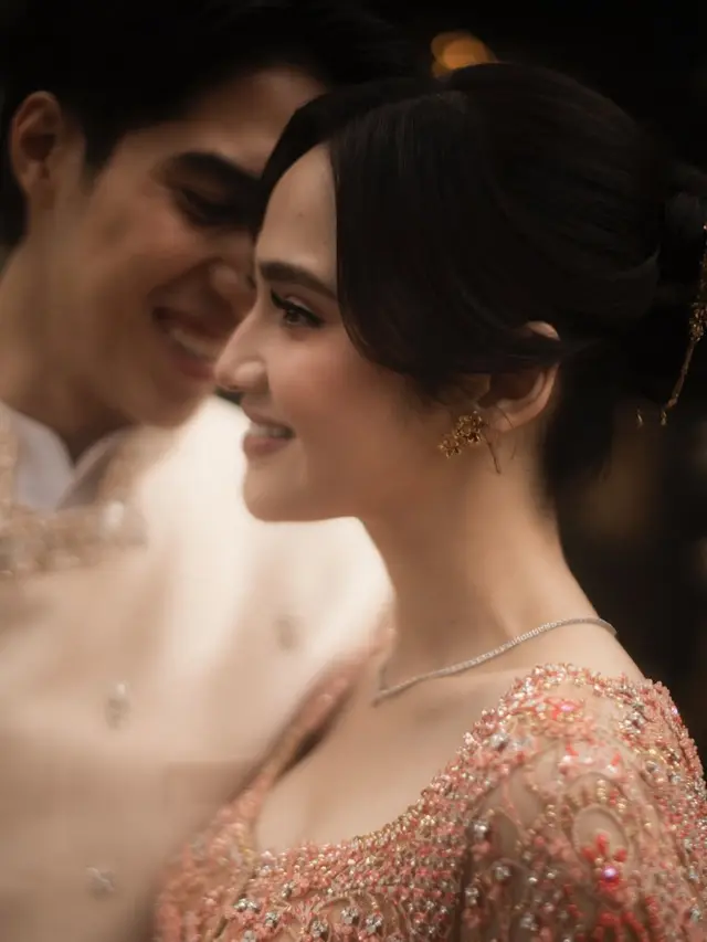 Syifa Hadju elegan pakai aksesori simple saat dilamar El Rumi. [@syifahadju]