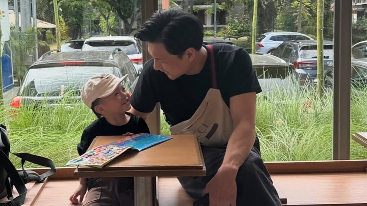 Momen Manis Fendy Chow dan Keluarga Ikut Trend Life in Ghibli