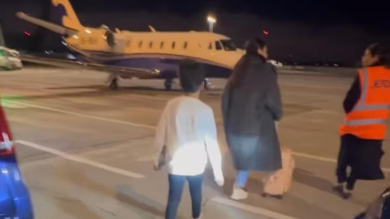 Setelah menunggu, Raffi Ahmad dan keluarga berangkat ke London dengan menggunakan private jet. Tampak Raffi mengabadikan momen saat hendak naik ke pesawat di bandara.<br>