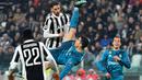 Megabintang Real Madrid, Cristiano Ronaldo melakukan tendangan salto ke gawang Juventus pada leg pertama perempat final Liga Champions di Stadion Allianz, Selasa (3/4). Gol kedua Ronaldo dicetak dengan indah, lewat tendangan salto. (Alberto PIZZOLI/AFP)