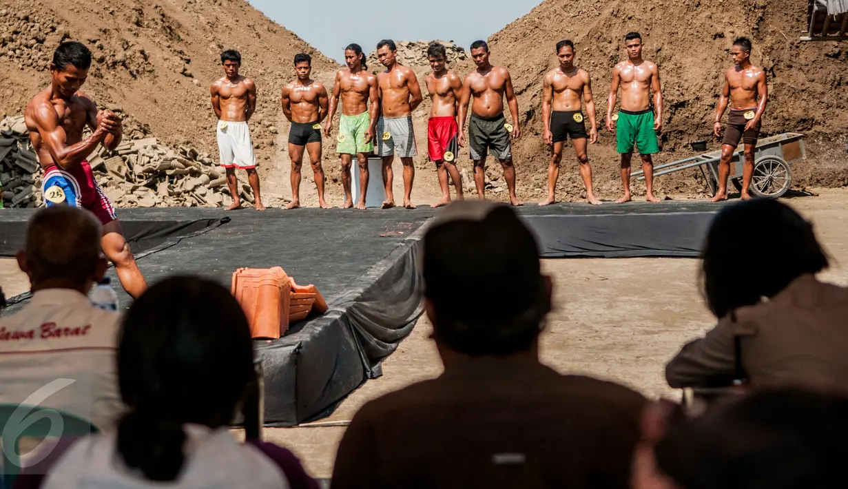 Mereka berbaris dan saling bergantian memamerkan otot murni mereka pada ajang tahunan tersebut. Mempunyai badan kurus dan gemuk tak masalah untuk mengikuti kontes ini. (Liputan6.com/Gempur M Surya)