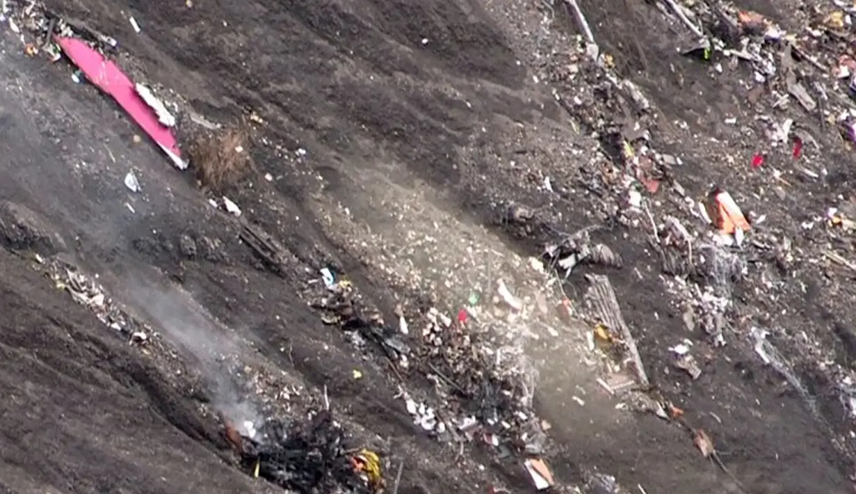 Puing pesawat Germanwings terlihat menyebar di pegunungan Alpen, dekat Digne les Bains, Prancis, Selasa (24/3/2015). Diperkirakan seluruh penumpang dan kru yang berjumlah 150 orang tewas dalam kejadian ini. (AFP PHOTO /DENIS BOIS /GRIPMEDIA / AFP TV)