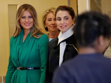  Ibu Negara Amerika Serikat, Melania Trump dan Ratu Yordania Rania tiba di sekolah Excel Academy Public Charter untuk menemui para murid ilmiah, Washington, AS (5/4). (AP Photo / Pablo Martinez Monsivais)