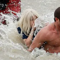 Tahun ini, Danau Michigan berhasil mencapai titik terdingin sejak tahun 1875. Namun Lady Gaga dan Taylor Kinney nekat menceburkan diri ke dalamnya.
