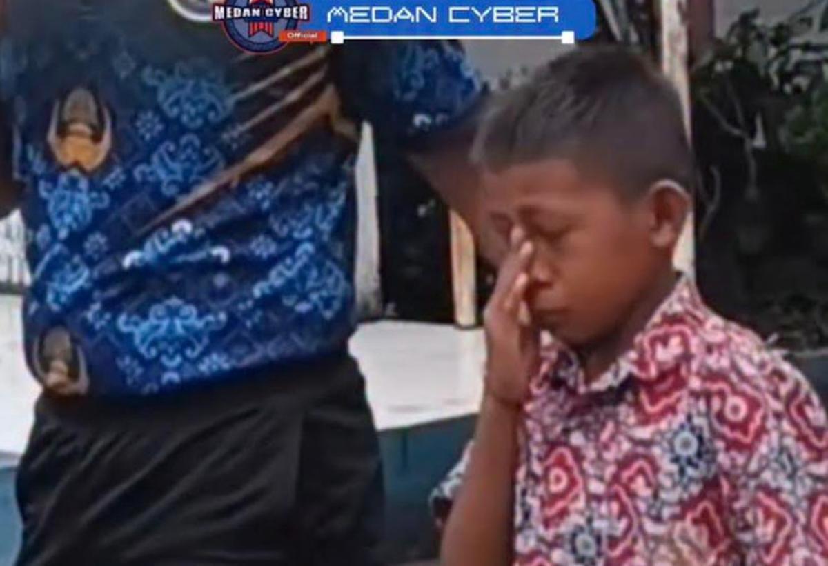 Tak Ingin Gurunya Tahu, Bocah SD Ini Diam-Diam Siapkan Meja Buat Sekolah Ngaji Sepulang Sekolah, Aksinya Viral Bikin Netizen Kagum