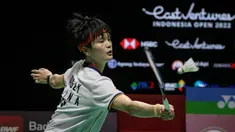 Cina mendominasi partai final East Ventures Indonesia Open 2022 dengan mengirim 4 perwakilan di 4 nomor yang dipertandingkan. Mereka berhasil mengatasi lawan-lawannya di laga semifinal yang digelar sepanjang siang hingga malam di Istora Senayan, Jakarta, Sabtu (18/6/2022). Sementara itu, tunggal putra Denmark unggulan pertama sekaligus pemuncak ranking BWF, Viktor Axelsen berpeluang meraih gelar back to back dengan lolos ke final setelah sebelumnya menjadi kampiun di Indonesia Masters 2022. (Bola.com/Bagaskara Lazuardi)