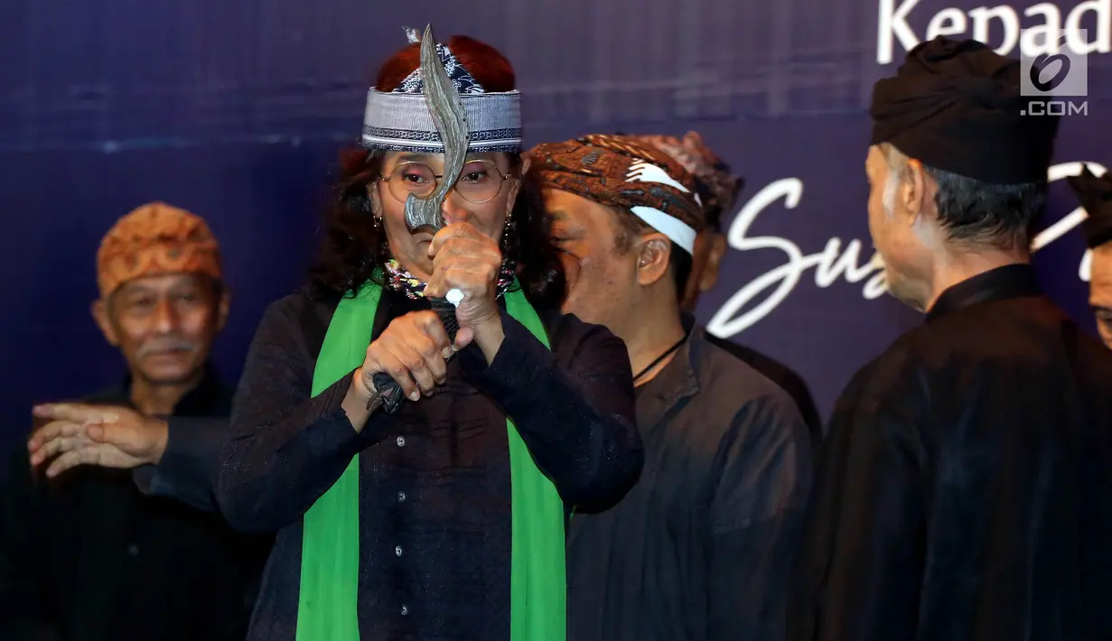 Menteri Susi Pudjiastuti diberikan senjata tradisional Kujang pada pertemuan dengan Masyarakat Adat Jawa Barat di Jakarta, Rabu (19/3). Dalam acara itu, Menteri Susi menerima gelar kehormatan dari masyarakat adat Jawa Barat. (Liputan6.com/Johan Tallo)