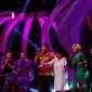 Penyanyi legendaris, Titiek Puspa turut tampil membuka Konser Final D'Academy, Selasa (25/3/2014).