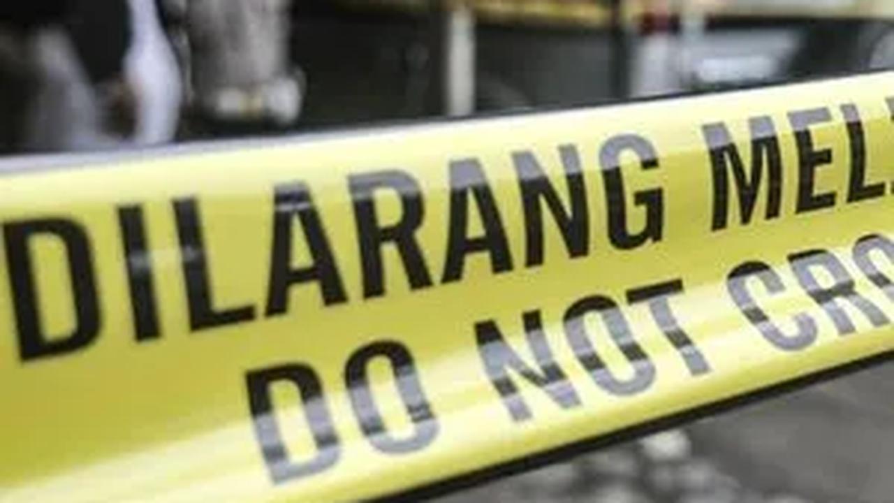 Di tengah perjalanan, tersangka meminta kendaraan menepi dengan alasan ingin membeli kopi.  Dia memberi segelas kopi sudah dicampur racun kepada sopir.
