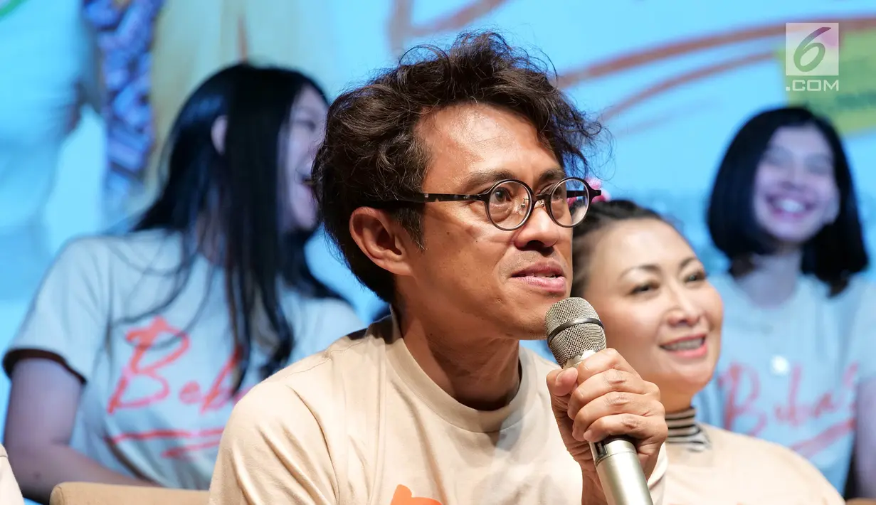 Sutradara Riri Riza saat jumpa pers film "bebas" di Jakarta, Rabu (18/09/2019). Film "bebas" akan tayang di bioskop pada 3 Oktober 2019, Film ini akan membawa penonton bernostalgia ke masa SMA dengan kisah cinta, pertemanan dan kenakalan-kenakalan remaja saat itu. (Liputan6.com/Herman Zakharia)