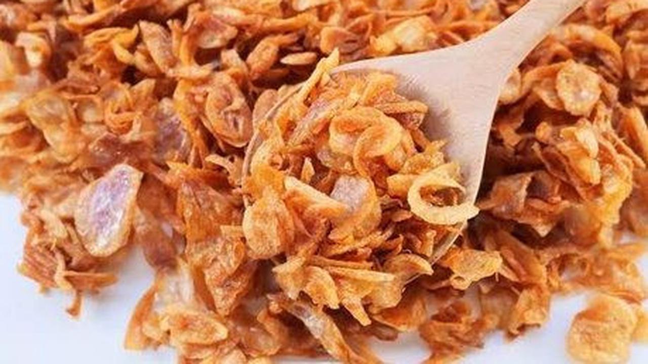 Bawang goreng dibuat dari bahan dasar bawang merah yang diiris tipis kemudian digoreng dengan teknik deep fried.
