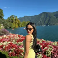 Di tengah latar keindahan danau yang tenang dan udara sejuk khas Swiss, Yura tampil memukau dengan tampilan yang segar, modern, sekaligus memancarkan aura percaya diri khas dirinya. [@yurayunita].