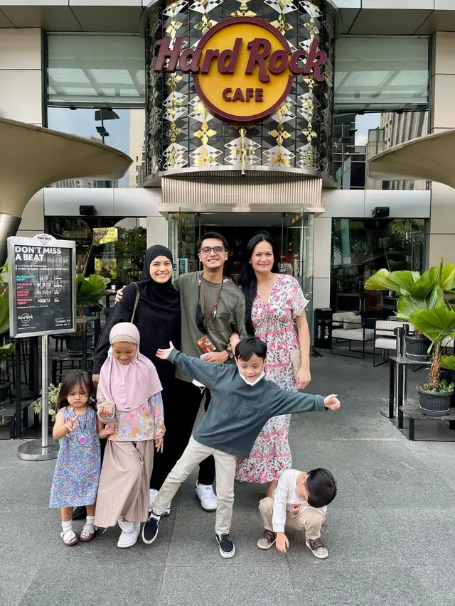 Donna Harun dan keluarga