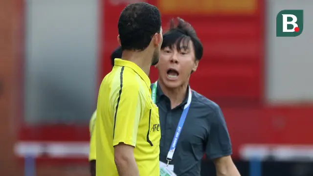 Foto: Ragam Reaksi Shin Tae-yong dan Alexandré Pölking terhadap Wasit yang Memimpin Laga Indonesia vs Thailand di SEA Games 2021