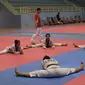 Tim Poomsae Taekwondo Indonesia tengah berlatih di GOR POPKI, Cibubur pada Selasa (25/7/2017) sore. Latihan ini sebagai salah satu persiapan jelang SEA Games di Kuala Lumpur. (Liputan6.com/Gempur M Surya)