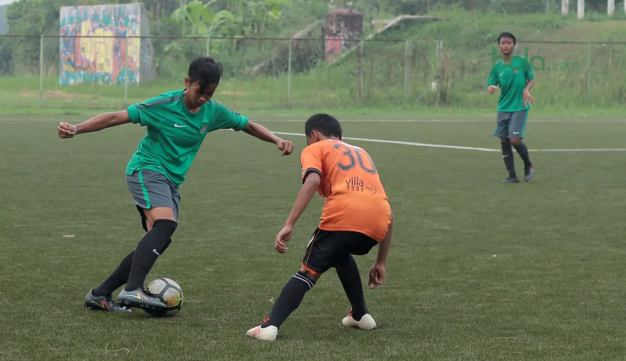 Pemain Timnas Wanita Indonesia mencoba melewati adangan pemain Villa 2000 pada laga uji coba di Lapangan Sawangan, Depok, Kamis (19/4/2018). Timnas Wanita Indonesia kalah 1-2. (Bola.com/Nick Hanoatubun)