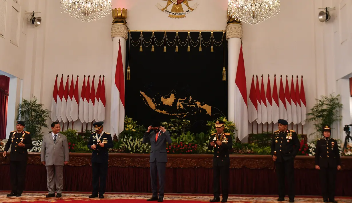 Presiden Joko Widodo (tengah) bersama Kapolri Jenderal Pol Idham Aziz, Panglima TNI Marsekal TNI Hadi Tjahjanto dan Menhan Prabowo Subianto usai foto bersama dalam Peringatan Ke-74 Hari Bhayangkara Tahun 2020 di Istana Negara, Jakarta, Rabu (1/7/2020). (ANTARA FOTO/Sigid Kurniawan/POOL)