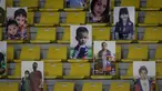 Sejumlah papan berwajah para fans Arema FC terlihat saat laga pekan kesebelas BRI Liga 1 2021/2022 antara Arema FC melawan Persebaya Surabaya di Stadion Manahan, Solo, Sabtu (06/11/2021). (Bola.com/Bagaskara Lazuardi)