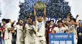 Para pemain Persita Tangerang berhasil mengangkat trofi juara di ajang Elite Pro Academi kategori U-20 2024/2025 di Stadion Patriot Chandrabhaga, Bekasi pada Sabtu (22/2/2025). (Bola.com/Abdul Aziz)