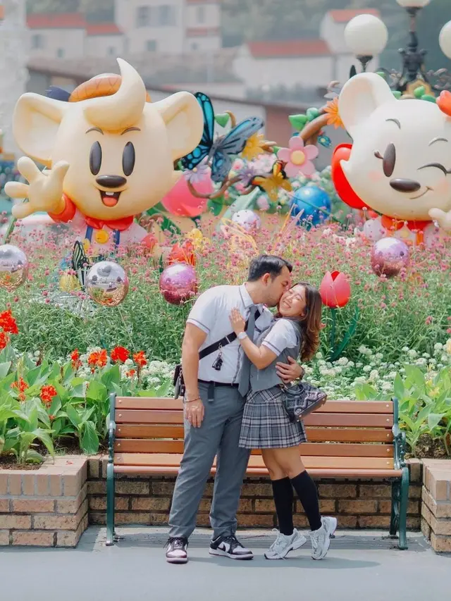 Kiky Saputri dan Suami Memakai Seragam Sekolah