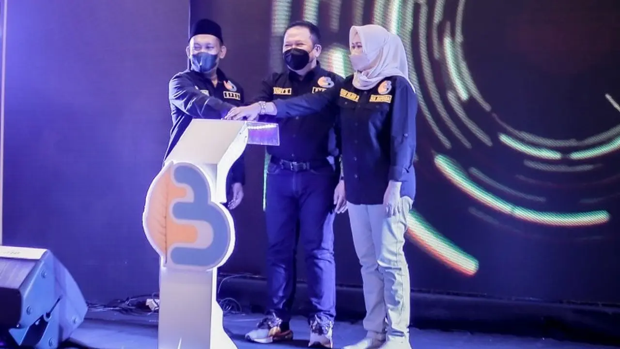 Bupati Jember Hendy Siswanto (tengah) saat meresmikan layanan digital untuk warga. (Ist)