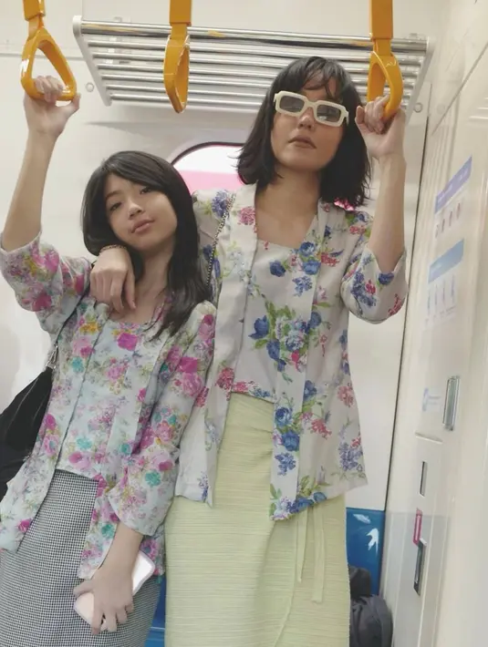 Tidak jarang, Imelda bersama Imanni terlihat kompak saat bersama. Seperti saat naik kereta bareng, ibu dan anak yang kompak memakai busana benuansa floral ini disebut bak kakak adik karena punya gaya yang sama. (Liputan6.com/IG/@imeldatherinne)