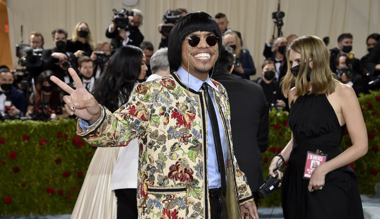 <p>Penyanyi rap asal Amerika Anderson Paak atau Anderson .Paak menghadiri acara Met Gala 2022 di The Metropolitan Museum of Art di New York City pada 2 Mei 2022. Anderson Paak memakai wig berwarna hitam dengan model rambut perponi persis dengan style yang biasa digunakan pesulap asal Indonesia, Pak Tarno ketika manggung. (Evan Agostini/Invision/AP)</p>