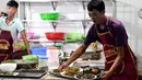 Foto pada 24 Agustus 2018 menunjukkan chef Dinh Tien Dung menyajikan hidangan olahan daging ular di sebuah restoran khusus provinsi Yen Bai, Vietnam. Restoran-restoran di sana memasak daging ular dengan cara dikukus atau digoreng. (AFP/Nhac NGUYEN)
