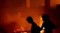 Gudang penyimpanan kerajinan rotan di Cirebon ludes terbakar hinga pengosongan rumah di Kompleks Zeni TNI AD, Mampang Prapatan, Jaksel.
