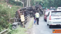 Citizen6, Tabanan: Kecelakan ini terjadi di Jalan Denpasar-Gilimanuk, Tabanan, Bali, tepatnya di Jembatan Banjar Samsam, Kecamatan Kerambitan. Kecelakaan ini menyebabkan supir dan kernet truk mengalami luka yang serius. (Pengirim: Wayan Merta Youana)