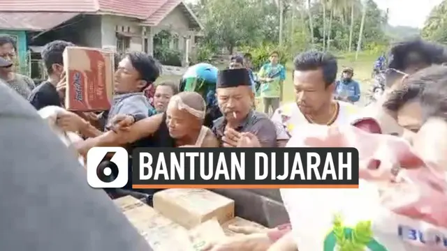 Aksi penjarahan barang logistik bantuan untuk korban gempa Majene terjadi Selasa (19/1) pagi. Aksi ini terjadi di depan petugas polisi.