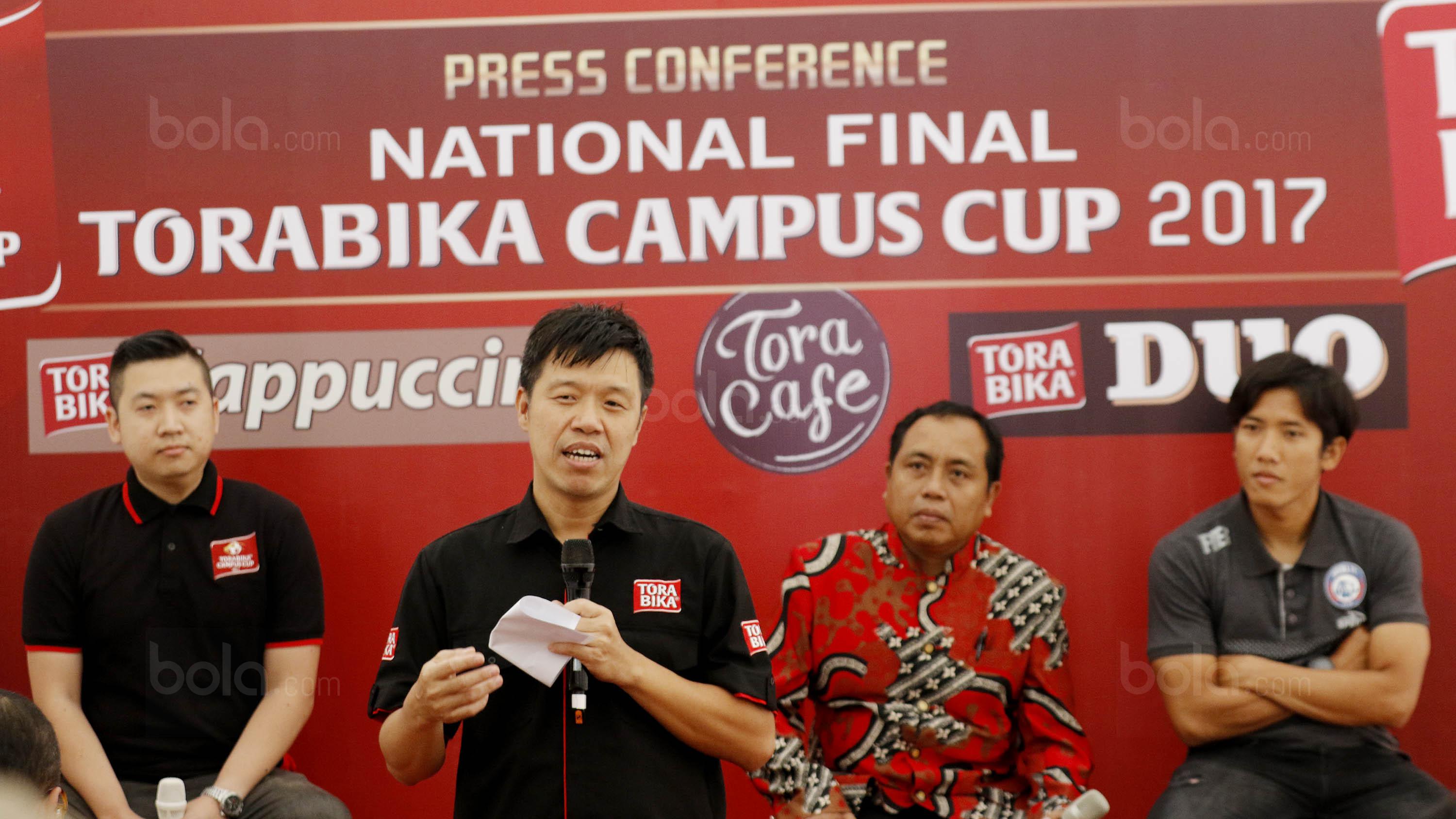 Marketing Director Torabika Eka Semesta, Loni Lim, saat acara jumpa pers Torabika Campus Cup 2017 di Stadion Cakrawala, Malang, Kamis (23/11/2017). (Bola.com/M Iqbal Ichsan)