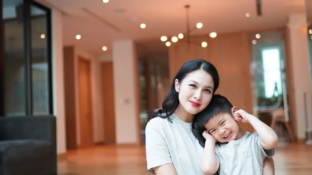 [Fimela] Sandra Dewi dan anak bungsunya