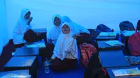 siswa-siswi SDN 02 Rakam, Lombok Timur, belajar di dalam tenda. (Liputan6.com/Sunariyah)