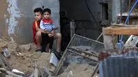 Anak-anak dan keluarga di Gaza telah kehabisan makanan, air, listrik, obat-obatan, dan akses yang aman ke rumah sakit karena terputusnya semua rute pasokan. (Photo by SAID KHATIB / AFP)