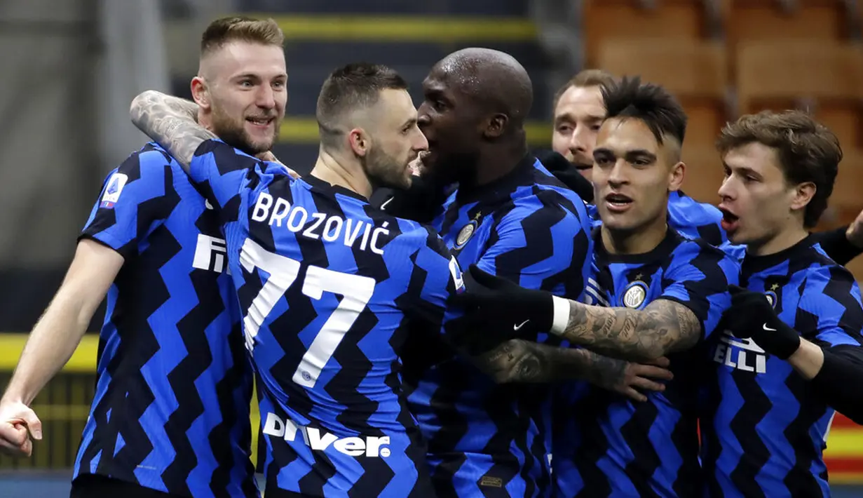 Pemain Inter Milan Skriniar (kiri) merayakan golnya ke gawang Atalanta bersama rekan satu timnya pada pertandingan Serie A di Stadion San Siro, Milan, Italia, Senin (8/3/2021). Inter Milan menang 1-0. (AP Photo/Luca Bruno)