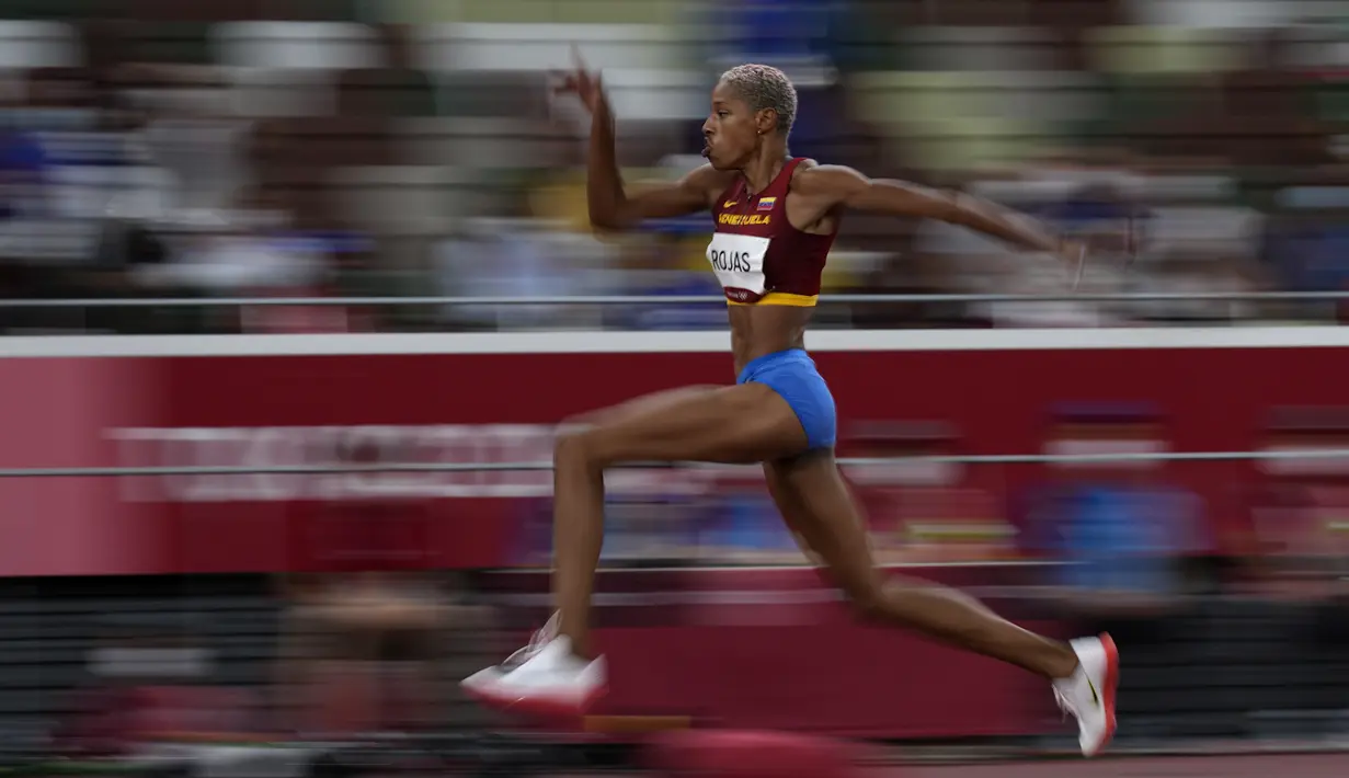 Atlet Venezuela Yulimar Rojas berlaga pada final lompat jangkit putri Olimpiade Tokyo 2020 di Tokyo, Jepang, Minggu (1/8/2021). Wanita berusia 25 tahun ini meraih emas cabang olahraga atletik Olimpiade Tokyo 2020. (AP Photo/David J. Phillip)