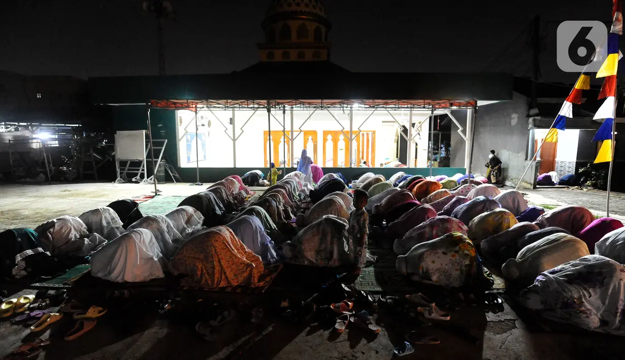 Pantauan di sekitar Musala, warga yang melaksanakan Sholat Tarawih sampai di pelataran. (merdeka.com/Arie Basuki)