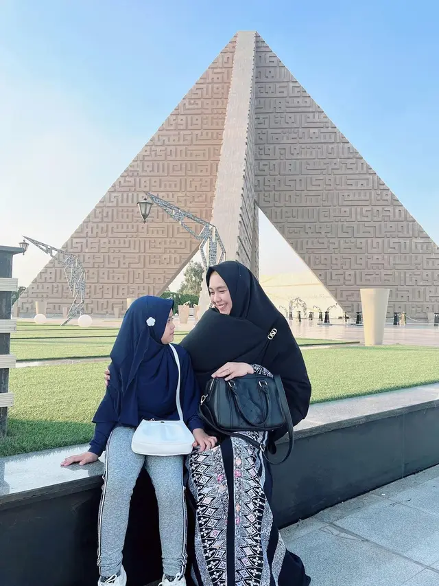 [Fimela] Maryam dan Oki Setiana Dewi