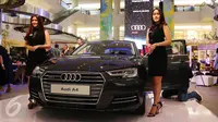 Dua orang model berpose di samping mobil sedan ukuran sedang The All New Audi A4 yang baru diluncurkan di Jakarta, (1/6). Ada 2 varian A4 yang menawarkan berbagai keunggulan kelas atas dengan harga dibanderol mulai Rp 900 juta. (Liputan6.com/Angga Yuniar)