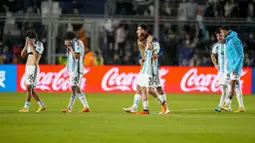 Pemain Timnas Argentina menangis meninggalkan lapangan setelah ditaklukkan Nigeria pada laga babak 16 besar Piala Dunia U-20 di Stadion Bicentenario, Argentina, Rabu (31/5/2023). Argentina menyerah dua gol tanpa balas. (AP Photo/Natacha Pisarenko)