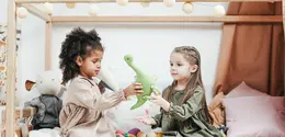 Ilustrasi dua anak perempuan bermain dengan boneka. (Sumber foto: Pexels.com)